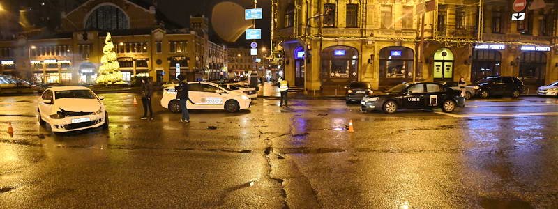 В Киеве на Бессарабке Mercedes на евробляхах спровоцировал тройную аварию