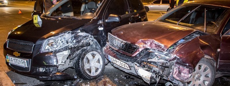 В Киеве Audi на еврономерах устроил тройную аварию: пострадали парень и девушка