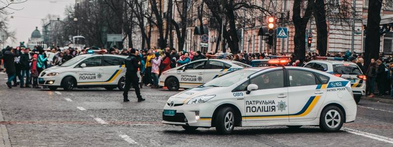 Спецотряд "дети": в Киеве юных горожан покатали на полицейских машинах