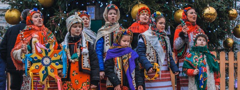 Колядки, "віншування" и Дед Мороз на посохе: как отмечали Рождество на Софийской площади