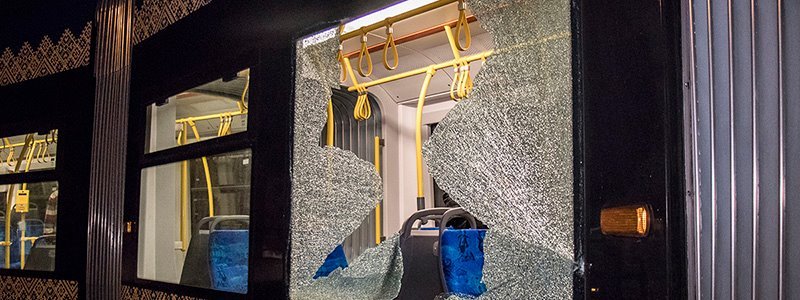 В Киеве на ходу в стекло первого трамвая бросили неизвестный предмет