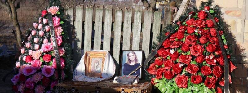 Под Киевом со слезами прощаются с убитой Ириной Ноздровской