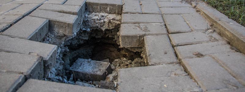 В центре Киева на тротуаре образовалась яма в форме креста