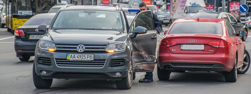 В центре Киева Audi протаранил Volkswagen с женщиной за рулем