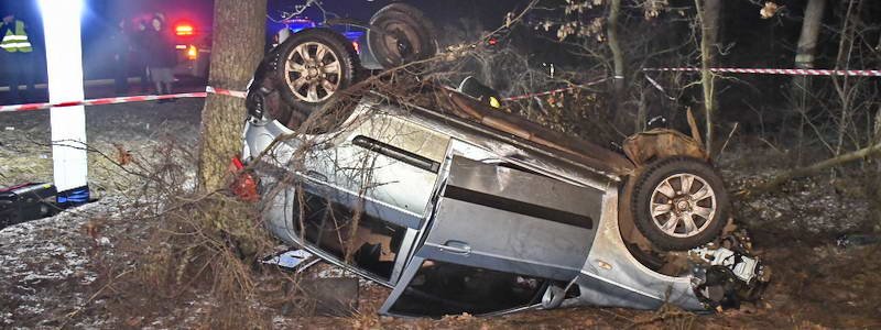 Смертельное ДТП в Киеве: пьяный водитель на Hyundai Getz выехал на встречку и врезался в дерево