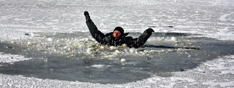 Под Киевом двое мужчин провалились под лед