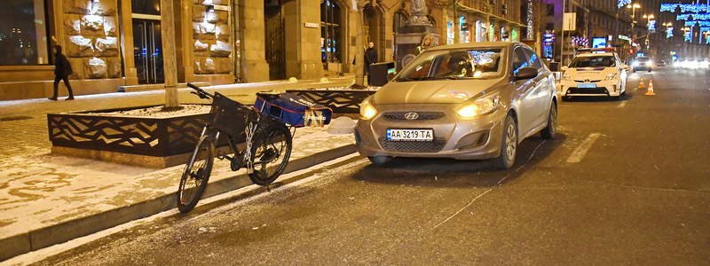 В центре Киева развозчик Domino`s Pizza на скользкой дороге врезался в Uber