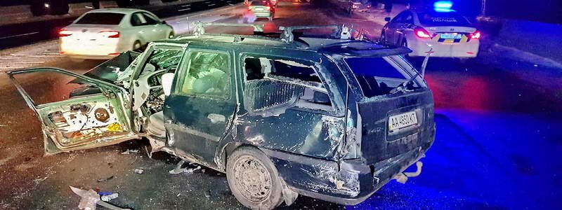 Под Киевом Ford Mondeo врезался в отбойники и перекрыл две полосы дороги: есть пострадавшие