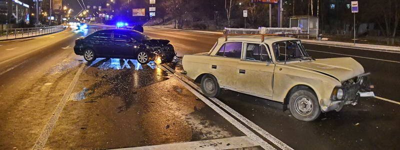 В Киеве водитель "Москвича" пересек две сплошные, врезался в Toyota и сбежал с места аварии