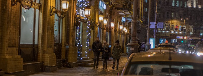 Зима в городе: как выглядит заснеженный Киев ночью