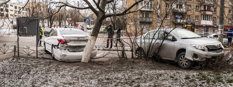 В центре Киева от удара авто вынесло на тротуар: пострадал иностранец