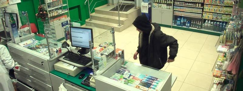В Киеве посетители аптеки поймали вора, укравшего деньги на лечение ребенка
