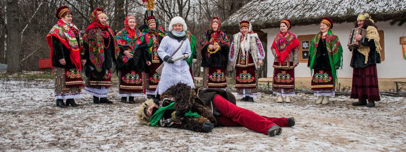 В Пирогово умерла и воскресла Коза: как Киев щедрует на Старый Новый год