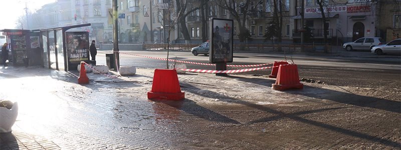 В центре Киева прорвало трубу: дорога превратилась в каток
