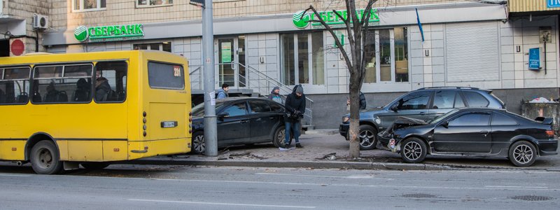 В центре Киева дерево остановило Toyota от въезда в остановку с людьми