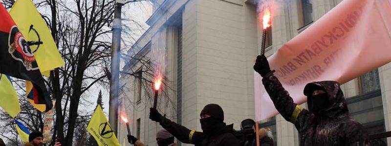 Под Радой сожгли флаг России и забросали камнями полицию: подробности