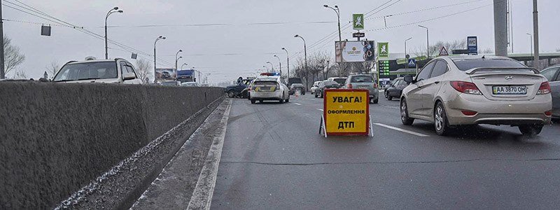 На Московском мосту водитель устроил домино из четырех машин, а сам скрылся