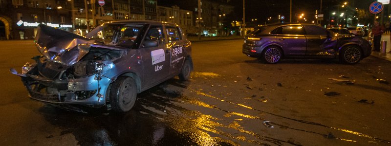 В Киеве возле ТРЦ Gulliver водитель службы такси Uber на Skoda влетел в Porsche
