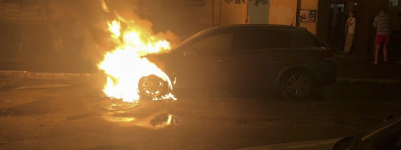 В Киеве на Позняках сгорел Opel