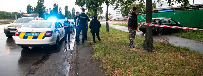В Киеве на Радужном пьяный водитель Chery снес столб и вылетел на тротуар