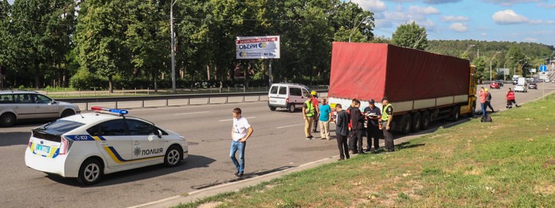 В Киеве прицеп упал на водителя фуры: мужчине раздавило голову
