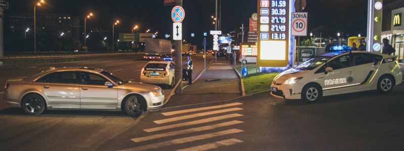 В Киеве на Окружной женщина на Audi влетела в Hyundai и снесла знак: пострадал ребенок