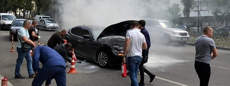 В центре Киева вспыхнул Maserati