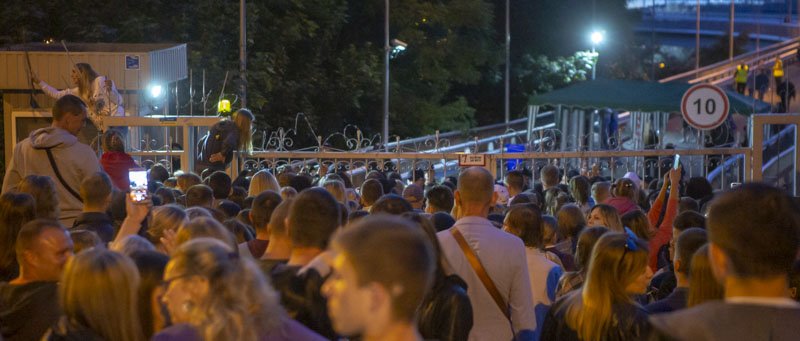 В Киеве на Парковой людей не впускали на бесплатный концерт украинских звезд: образовалась давка