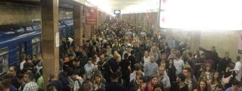 В Киеве на метро "Оболонь" женщина упала на колею: какие станции закрыли