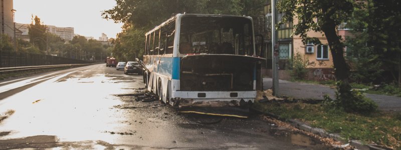 В Киеве на КПИ дотла сгорел автобус Ikarus