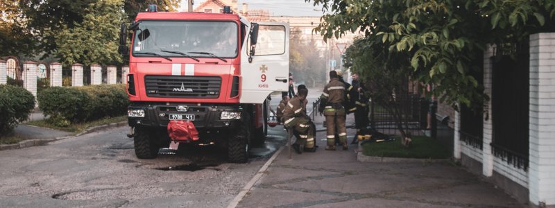 В Киеве на Нивках в частном доме горела сауна: улицу заволокло дымом