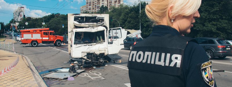 В Киеве на бульваре Дружбы народов MAN протаранил Iveco: водителя грузовика увезли в больницу
