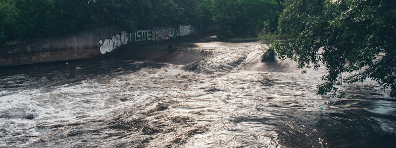 В Киеве "позеленела" река Лыбедь: что происходит с водой притока Днепра сейчас