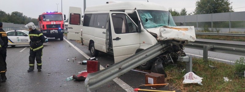 Водитель маршрутки не справился с управлением и въехал в Ford: подробности смертельной аварии под Киевом