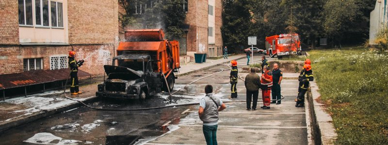 В Киеве на КПИ загорелся и покатился мусоровоз