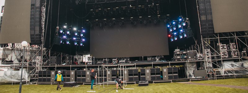 Лазурный бассейн и овечка для Die Antwoord: что происходит на локации UPark за день до фестиваля