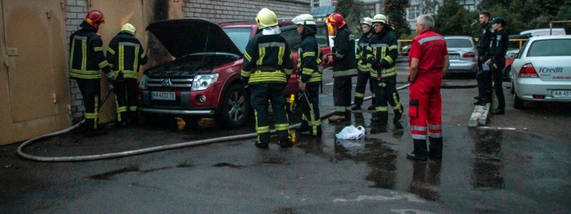 В Киеве на Троещине горел внедорожник: подозревают поджог