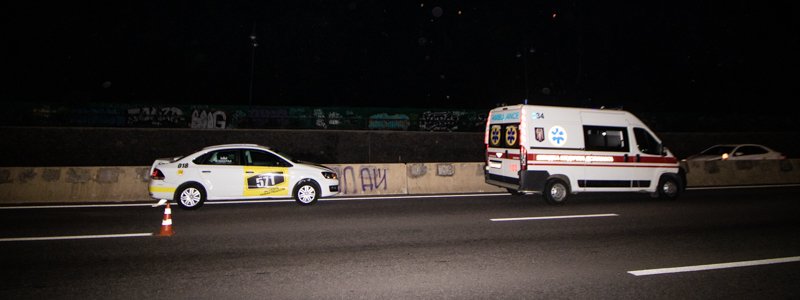 В Киеве на Набережном шоссе Mercedes оторвал колесо Volkswagen: такси остановилось об отбойник