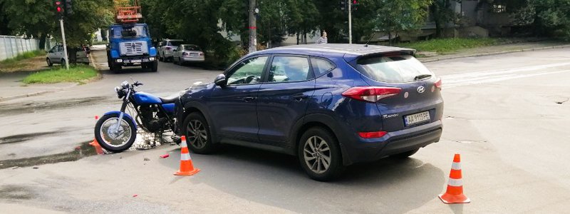 В Киеве столкнулись Hyundai и мотоцикл: пострадал байкер