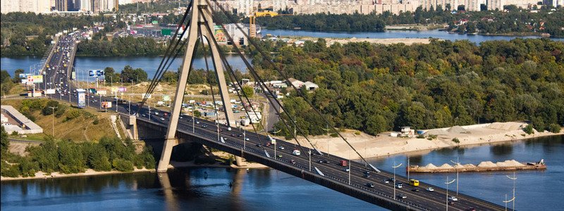 В Киеве патрульные спасли мужчину, который написал предсмертную записку и хотел спрыгнуть с Северного моста
