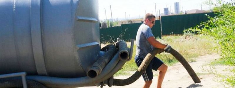 В Киеве ассенизаторы сливают отходы на газоны: куда обращаться, если заметили нарушение
