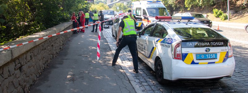 В Киеве под "мостом Кличко" водитель Lexus влетел в грузовик и умер