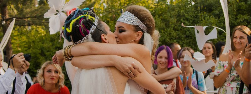 В Киеве на Кураж Базаре впервые состоялся однополый брак: как это было