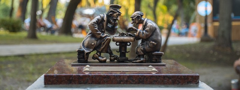 В центре Киева появились мини-шахматисты: что означает новая скульптурка "Шукай" и где ее увидеть