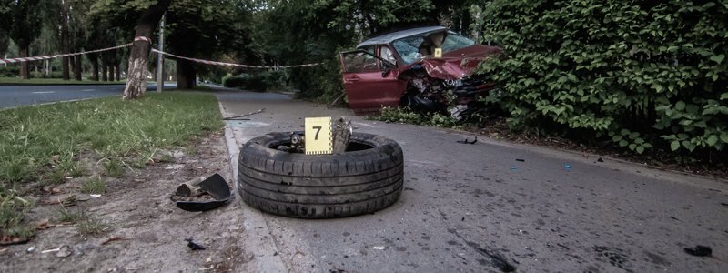 В Киеве на проспекте Вернадского Range Rover снес столб и улетел в кусты: водитель попал в больницу