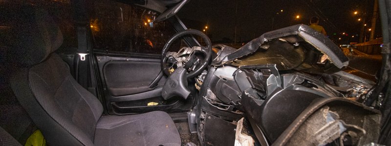 В Киеве на Демеевке "ВАЗ" зацепил Lexus и разбился об отбойник