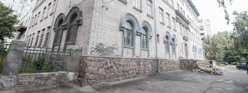 В Киеве отменили реконструкцию заброшенной школы: почему и как она выглядит сейчас