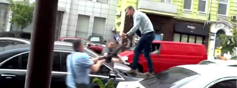 В Киеве после допроса атаковали авто Петра Порошенко: видео нападения