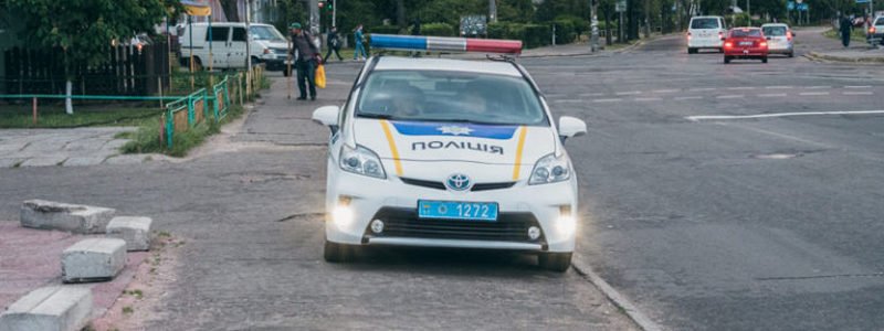 Под Киевом мужчина совершил разбойное нападение, скрылся на Mercedes и пересел на Mitsubishi: в области введен план "Сирена"