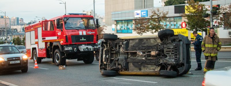 В Киеве на Голосеевском проспекте неуправляемый Renault снес знак и перевернулся